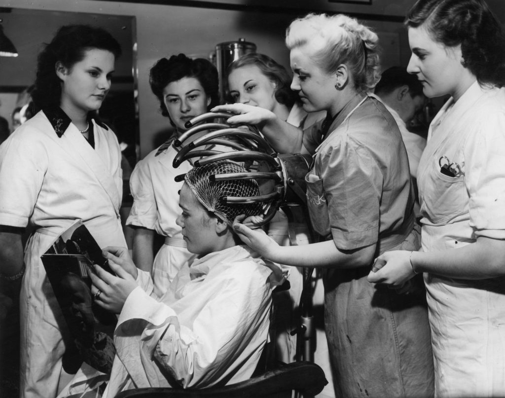 mujeres en una peluqueria