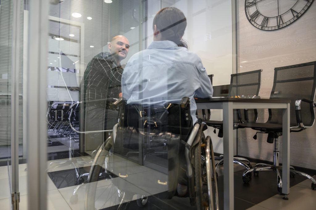 agente de seguridad, controlando y supervisando.