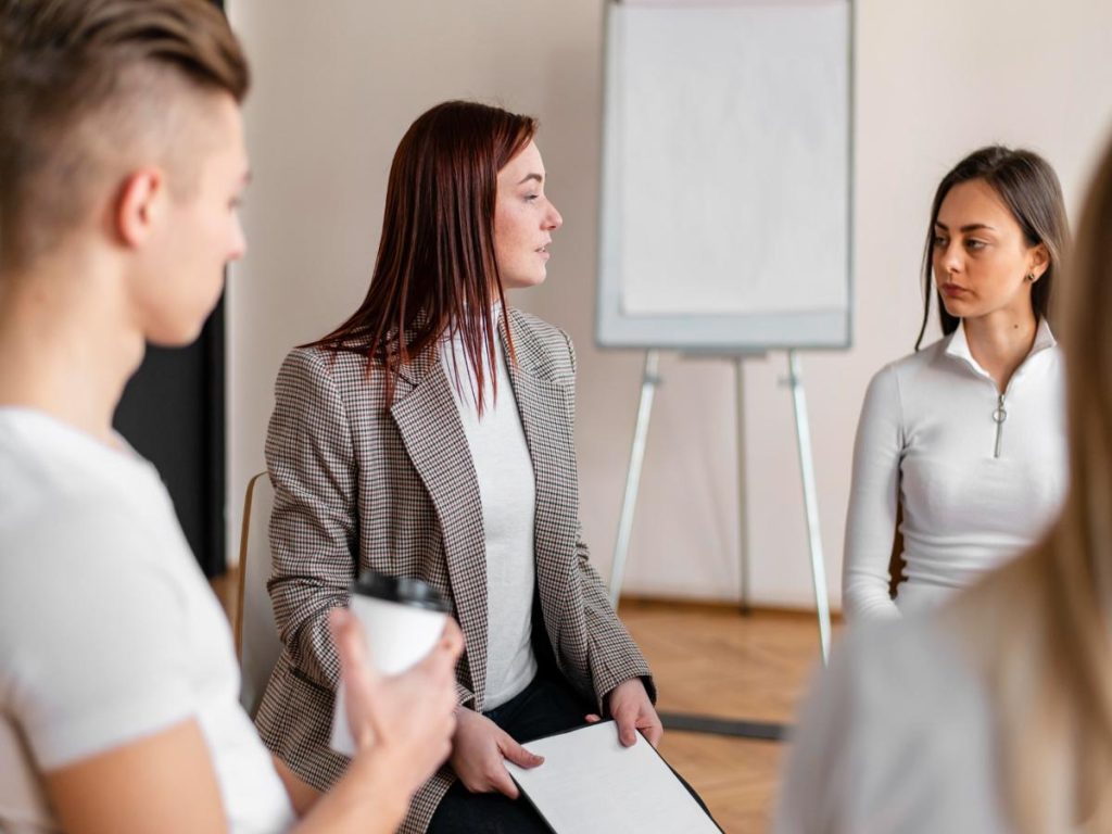 entrenadora coaching impartiendo charla