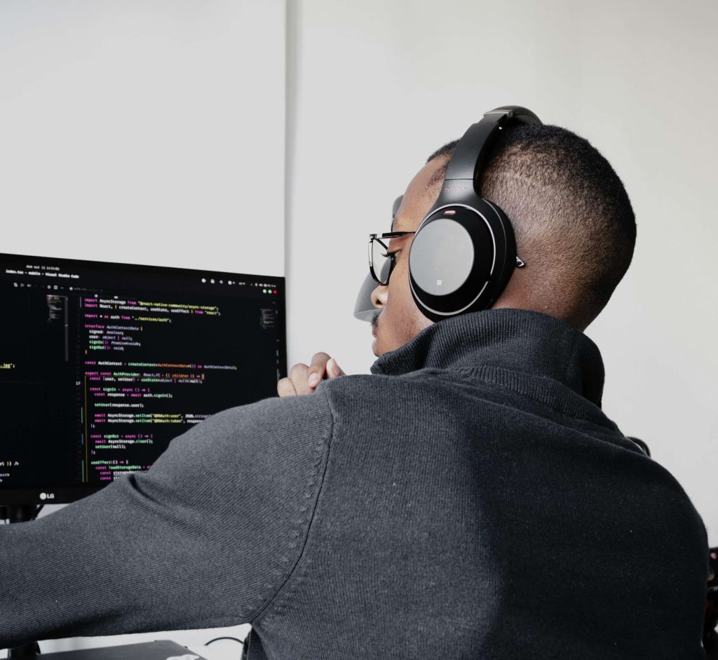 Programador utilizando Vibe Coding con inteligencia artificial en su flujo de trabajo de desarrollo de software